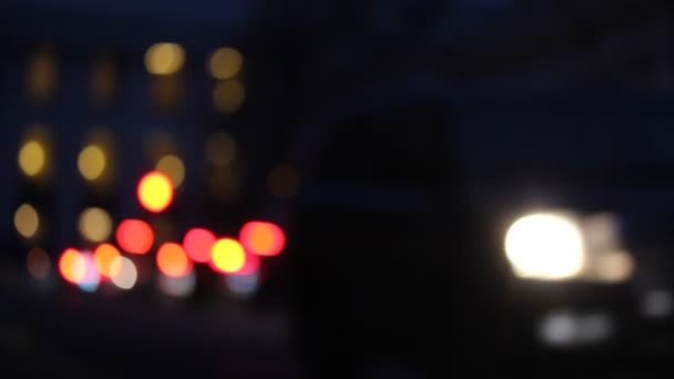 Voitures floues circulant sur la route la nuit. Automobiles en embouteillage feux clignotants — Video