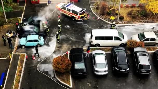 Kyjev Ukrajina Listopadu2021 Hasiči Hasiči Hasí Auto Kouři Požáru Parkovišti — Stock video