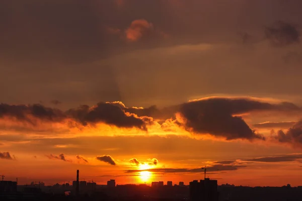 Kiev Ucrânia Silhuetas Casas Contra Céu Vermelho Alaranjado Pôr Sol — Fotografia de Stock