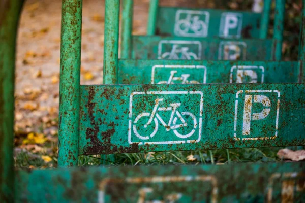 Retro Bicycle Parking Structure Eco Transportation Vehicle Storage Vintage Green — Stock Photo, Image