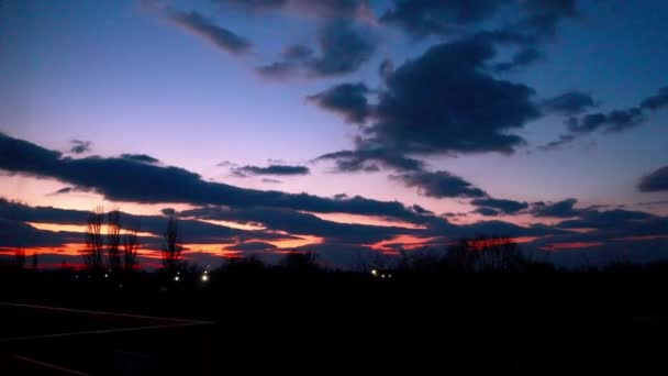 夕暮れに設定されており 夜の時間経過映像になります ふわふわの青い雲が飛んで 風の強い夜に暗い青空に離れて移動します 美しいスカイラインの風景 素晴らしい雲のビデオ — ストック動画