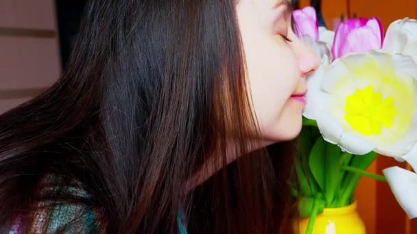 꽃병에 분홍색의 분홍빛 꽃다발을 감탄하는 머리카락을 아름다운 미소를 우크라이나 꽃다발 — 비디오