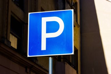 Park tabelası. Kentsel bir çevrede sürücüler için kare park yeri tabelası. Park alanı. Arabaları ve diğer araçları park edebileceği bir yer. Büyük şehir altyapısı. 