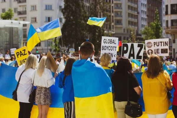 Madrid Spain May 2022 People Rally Support Ukrainians Affected Russia — Fotografia de Stock