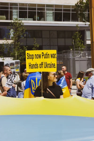 Madrid Spanya Mayıs 2022 Sarı Pankartlı Bir Kadın Putin Savaşını — Stok fotoğraf