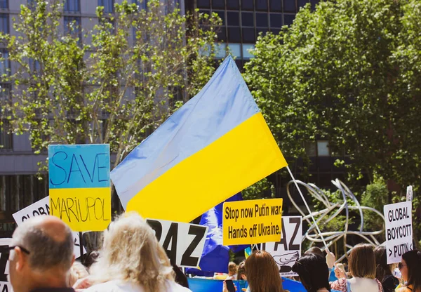 Madrid España Mayo 2022 Gente Manifestación Apoyo Ucrania Afectada Por —  Fotos de Stock