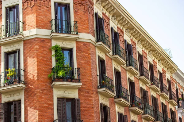 Madrid Spain May 2022 Facade Red Brick Old Apartment Building — Fotografia de Stock