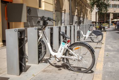 Madrid, İspanya. 9 Mayıs 2022. BiMAD, toplu taşıma sistemi. Bisiklet parkı. Şehirde dolaşmak için elektrikli bisiklet kiraladım. Çevre dostu bir ulaşım aracı. Bisiklet kirala..