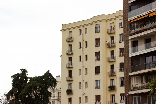 Multistory Moderne Residentiële Bruine Beige Gebouwen Achtergrond Van Grijze Lucht — Stockfoto