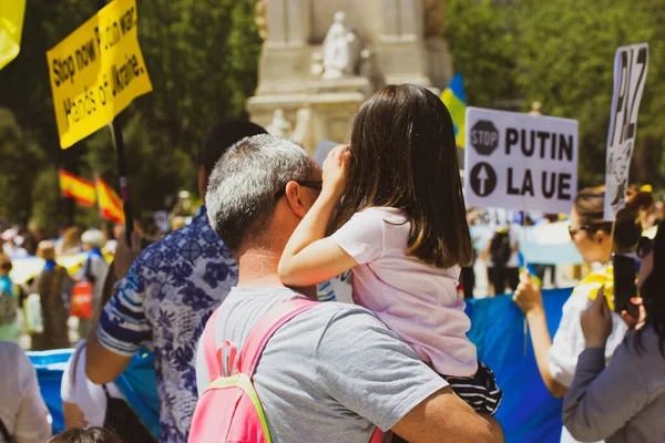 Madrid Espagne Mai 2022 Père Tenant Petite Fille Dans Ses — Photo