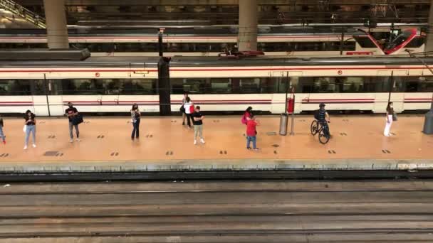 Μαδρίτη Ισπανία Μαΐου 2022 Σιδηροδρομικός Σταθμός Atocha Άνθρωποι Στέκονται Στην — Αρχείο Βίντεο