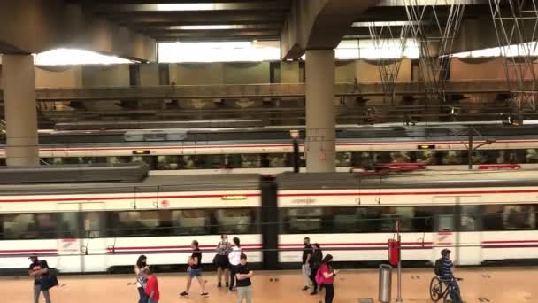 Madrid Španělsko Května2022 Nádraží Atocha Lidé Stojí Nástupišti Čekají Vysokorychlostní — Stock video