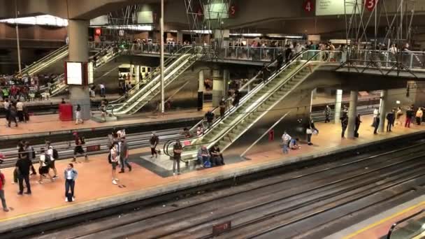 西班牙马德里 2022年5月7日阿托查火车站人群站在月台上等待高速列车的到来 电动车Renfe国家铁路网 人与人的电梯 — 图库视频影像