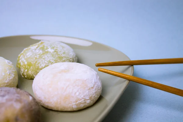 Geleneksel Japon Tatlı Mochi Pirinç Hamuru Veya Daifuku Gri Tabakta — Stok fotoğraf