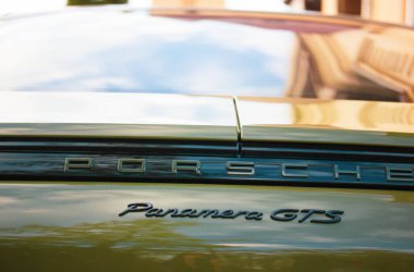 Madrid, İspanya. 7 Mayıs 2022. Yeşil araba Porsche Turbo Panamera GTS logosu yakın plan. Ünlü araba markası. Lüks modern elektrikli spor arabalar. Bagaj, klasik bir retro iş arabası detayı..