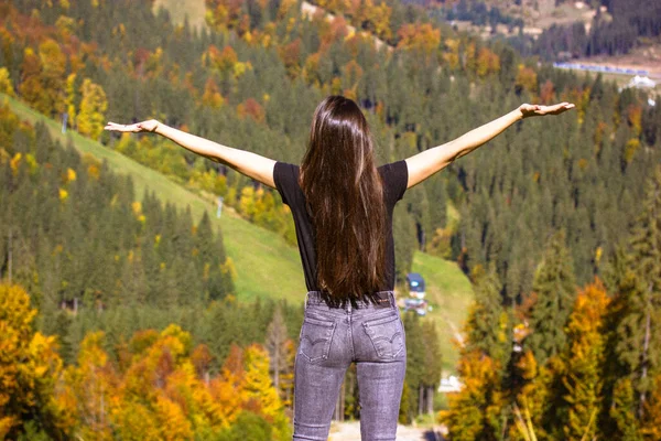 Kotlu Uzun Kahverengi Saçlı Tişörtlü Özgür Mutlu Genç Bir Kadın — Stok fotoğraf