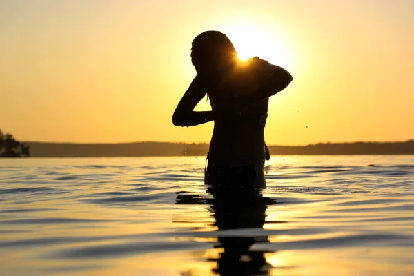 Nehir Deniz Okyanusun Sularında Duran Genç Bir Kızın Silueti Sarı — Stok fotoğraf