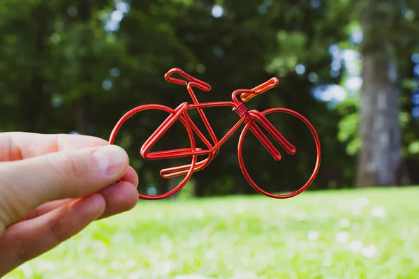 Mini Vélo Décoratif Rouge Main Contre Pelouse Tondue Verte Avec — Photo