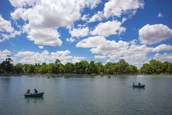 Madrid Espanha Junho 2022 Pessoas Nadando Barcos Uma Lagoa Lago — Fotografia de Stock