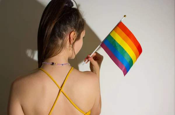美しい顔のない女性 Lgbtの旗を手にプライド月間を祝う女の子 セクシーな官能的な女の子のバックビュー レインボーフラッグはレズビアン バイセクシャル セクシャル ゲイのシンボルです Lgbtqのサポート — ストック写真