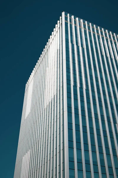 Moderna Fachada Vidrio Acero Edificio Varios Pisos Contra Fotografía Vertical —  Fotos de Stock