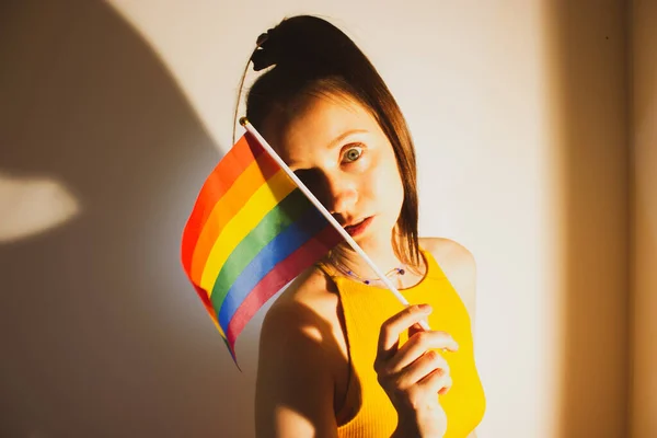 美しい若い女性 Lgbtの旗を手にプライド月間を祝う女の子 かわいいセクシーな女の子はパーティーで楽しみを持っています レインボーフラッグ レズビアン バイセクシャル セクシャル ゲイの国際的なシンボル — ストック写真