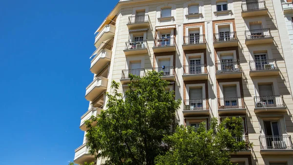 스페인 마드리드 2022 역사적 주거용 아파트 모퉁이 과녹색 나무에 집들의 — 스톡 사진