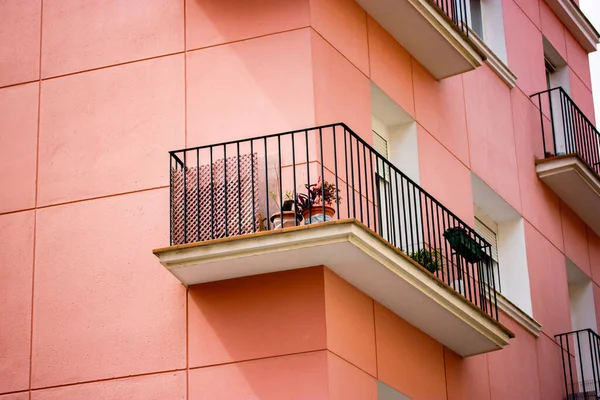 Madrid España Junio 2022 Pared Fachada Edificio Apartamentos Color Rosa —  Fotos de Stock