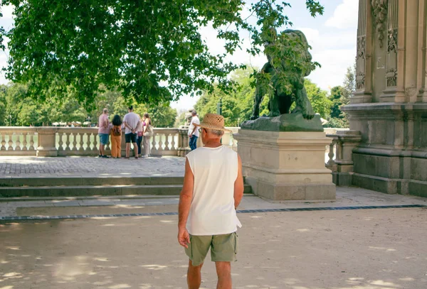 Madrid Spanyol Juni 2022 Turis Pelancong Pria Dengan Topi Berjalan — Stok Foto