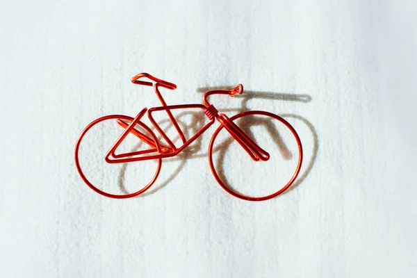 Bicicleta Duas Rodas Metal Brinquedo Decorativo Vermelho Bicicleta Isolada Fundo — Fotografia de Stock