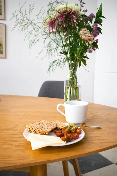 Gemütliche Hausküche Zusammensetzung Ein Teller Mit Tomaten Scheibenbrot Weißer Keramiktasse — Stockfoto