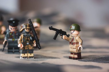 Kyiv, Ukrayna. 9 Mart 2022. İkinci Dünya Savaşı 'ndan LEGO askerleri. Oyuncak asker, kamuflaj üniformalı, makineli tüfekli, silahlı. Askerler, alay. Savaş askeri tatbikatları. Silahlı kuvvetlerin oluşumları.