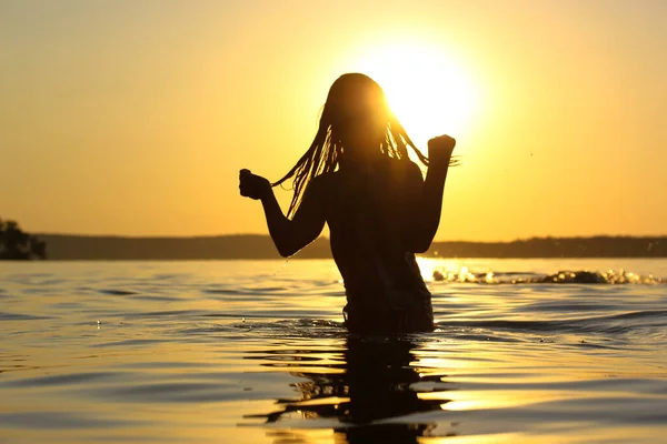 Silhouette Ragazza Adolescente Piedi Acqua Fiume Mare Oceano Contro Cielo — Foto Stock