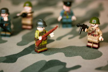 Kyiv, Ukrayna. 9 Mart 2022. LEGO askerleri İkinci Dünya Savaşı. Makineli tüfekli üniformalı askerler. Askerler. Savaş askeri tatbikatları. Silahlı kuvvetlerin kamuflaj arka planında oluşumları