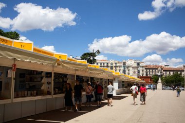 Madrid, İspanya. 1 Haziran 2022. Kitap Fuarı açık hava sergisi. İnsanlar Retiro Parkı 'nda geziyorlar. Kitap satıyorlar. Güneşli bir günde edebiyat satıyorlar.