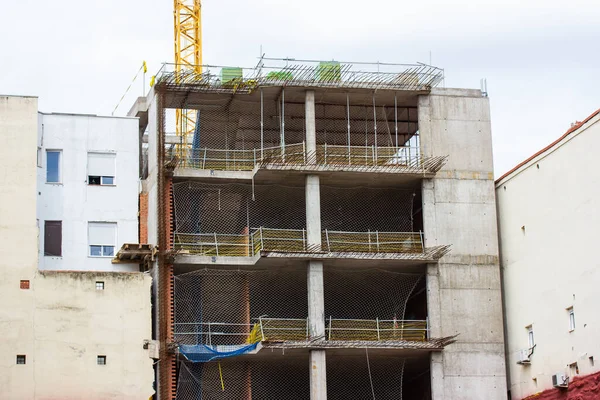 Şehirde Inşa Edilen Çok Katlı Bir Panelin Cephesi Skele Arka — Stok fotoğraf