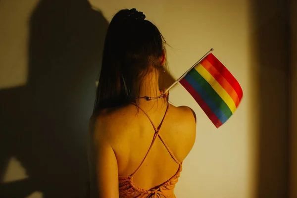 Güzel Yüzsüz Kadın Lgbt Bayrağını Elinde Tutan Kız Onur Ayı — Stok fotoğraf