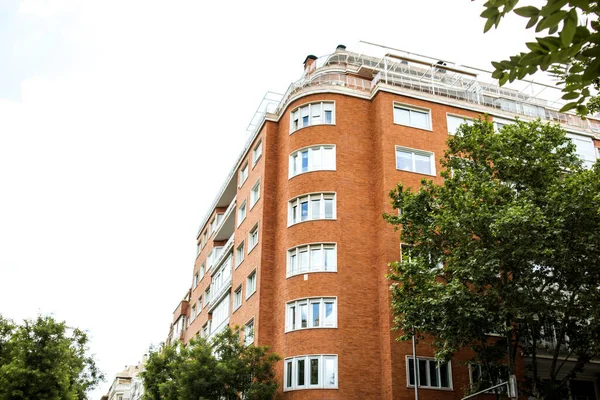 Madrid Spanien Juni 2022 Red Backstein Wohnhaus Ecke Fassade Eines — Stockfoto