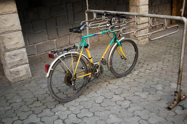 Uzhgorod Ucrânia Março 2022 Uma Bicicleta Retro Azul Amarela Estacionada — Fotografia de Stock