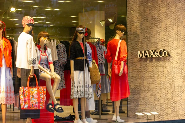 西班牙马德里 2022年5月9日 时装店陈列柜 Max和Co精品店的时尚女装 新的春夏系列服装中的女装模特 意大利知名品牌 — 图库照片