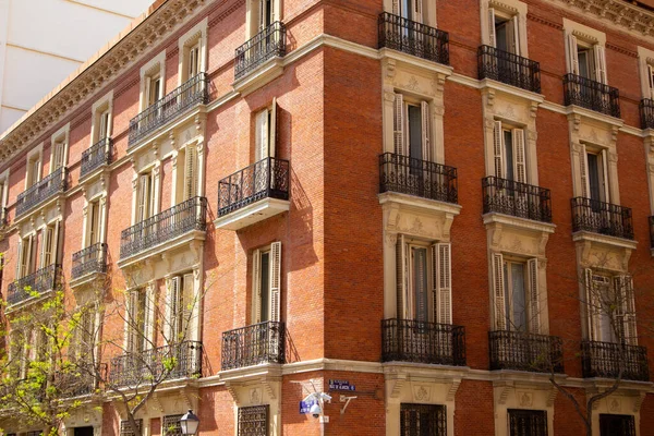 Madrid Spain May 2022 Corner Red Brick Building Sunlight Facade — Fotografia de Stock