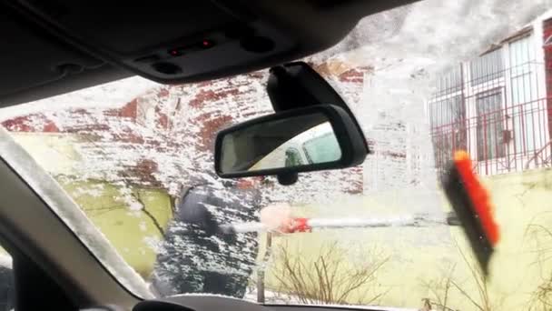 Kobieta Czyszcząca Okno Samochodu Szczotką Usuwającą Śnieg Mroźny Zimowy Dzień — Wideo stockowe