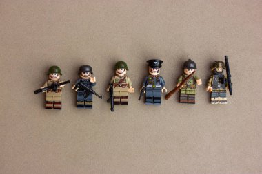 Amerika, Amerika. 7 Haziran 2021. Oyuncak askerlerin minyatür figürleri LEGO kamuflaj üniformaları içinde. Ordu, kuvvetler, askeri birlik, gri arka planda izole edilmiş tabur. Rusya 'nın Ukrayna' ya karşı savaşı.