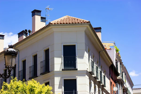 Madrid Espanha Junho 2022 Fachada Canto Prédio Apartamentos Branco Casa — Fotografia de Stock