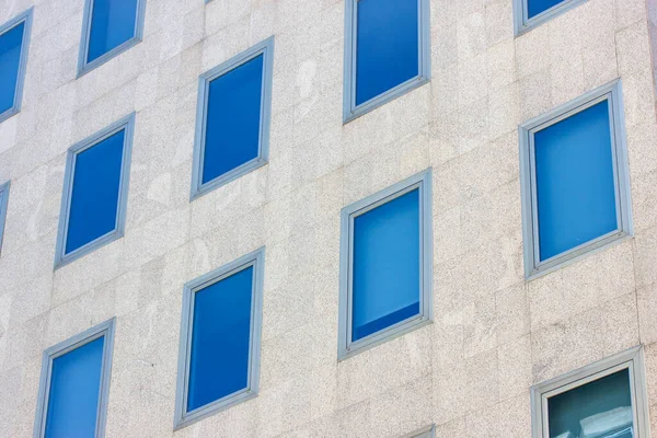Die Fassade Eines Modernen Betongrauen Bürohochhauses Mit Vielen Glasfenstern Geschäftszentrum — Stockfoto