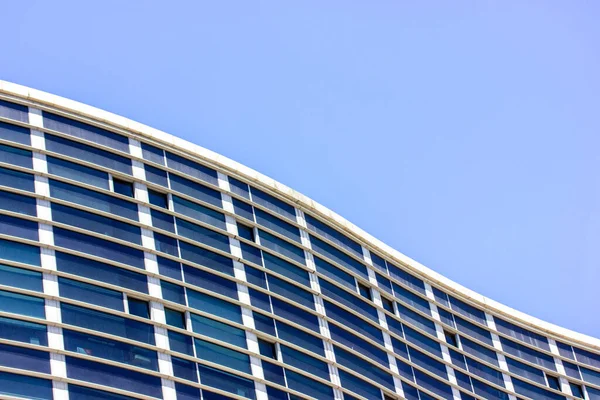 Moderna Fachada Edificio Oficinas Gran Altura Gris Con Ventanas Vidrio —  Fotos de Stock