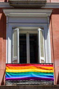 Madrid, İspanya. 7 Haziran 2022. Parlak gökkuşağı LGBT bayrağı Avrupa 'da bir caddede bir apartmanın balkonunu süslüyor. Gurur Ayı. Uluslararası Homofobi Karşıtı Transfobi Günü, IDAHOT. Özgürlük.