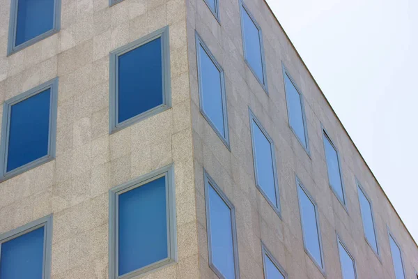 Eine Ecke Des Modernen Betongrauen Bürohochhauses Mit Vielen Glasfenstern Geschäftszentrum — Stockfoto