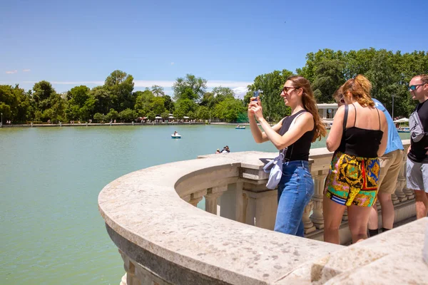 Madrid Spanyolország 2022 Június Turisták Nyáron Retiro Parkban Pihennek Lány — Stock Fotó