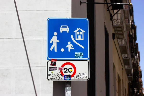 표지판은 어린이 학생들이 지역에서는 자동차를 금지하고 도시의 도로에서 돌아다니는 아이들을 — 스톡 사진